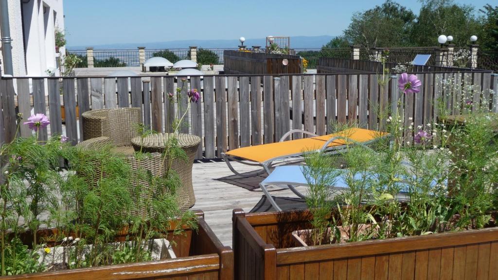 Hotel Logis La Rose Des Vents Volvic Exterior foto