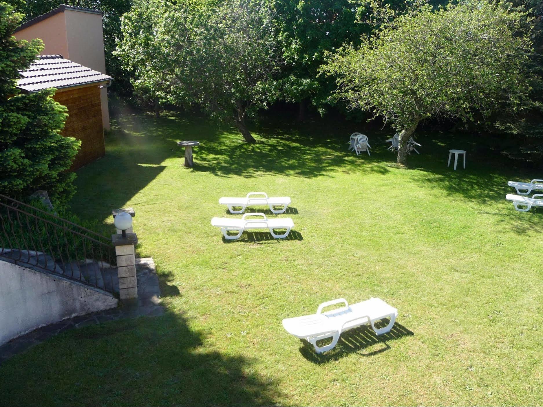 Hotel Logis La Rose Des Vents Volvic Exterior foto
