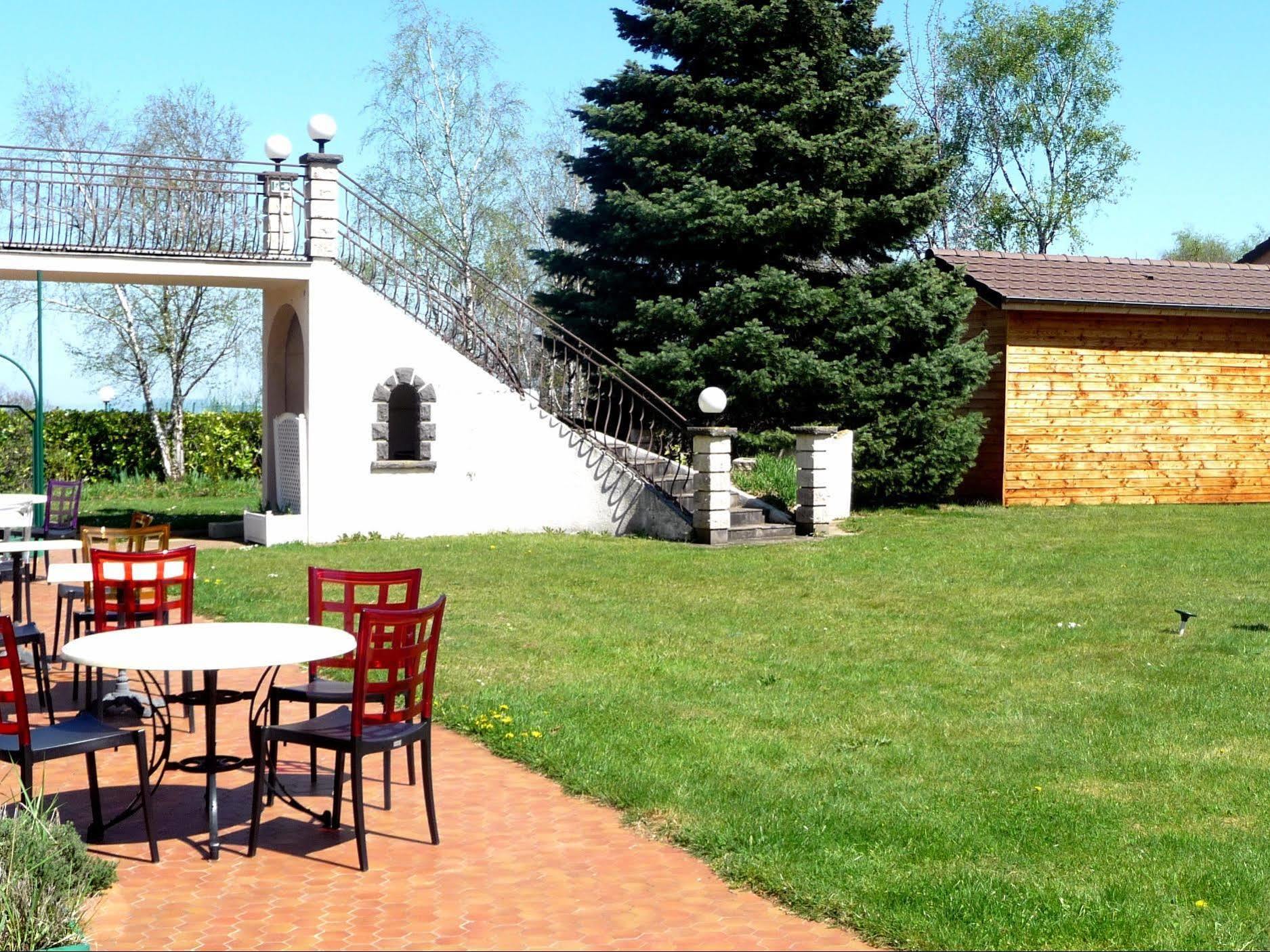 Hotel Logis La Rose Des Vents Volvic Exterior foto
