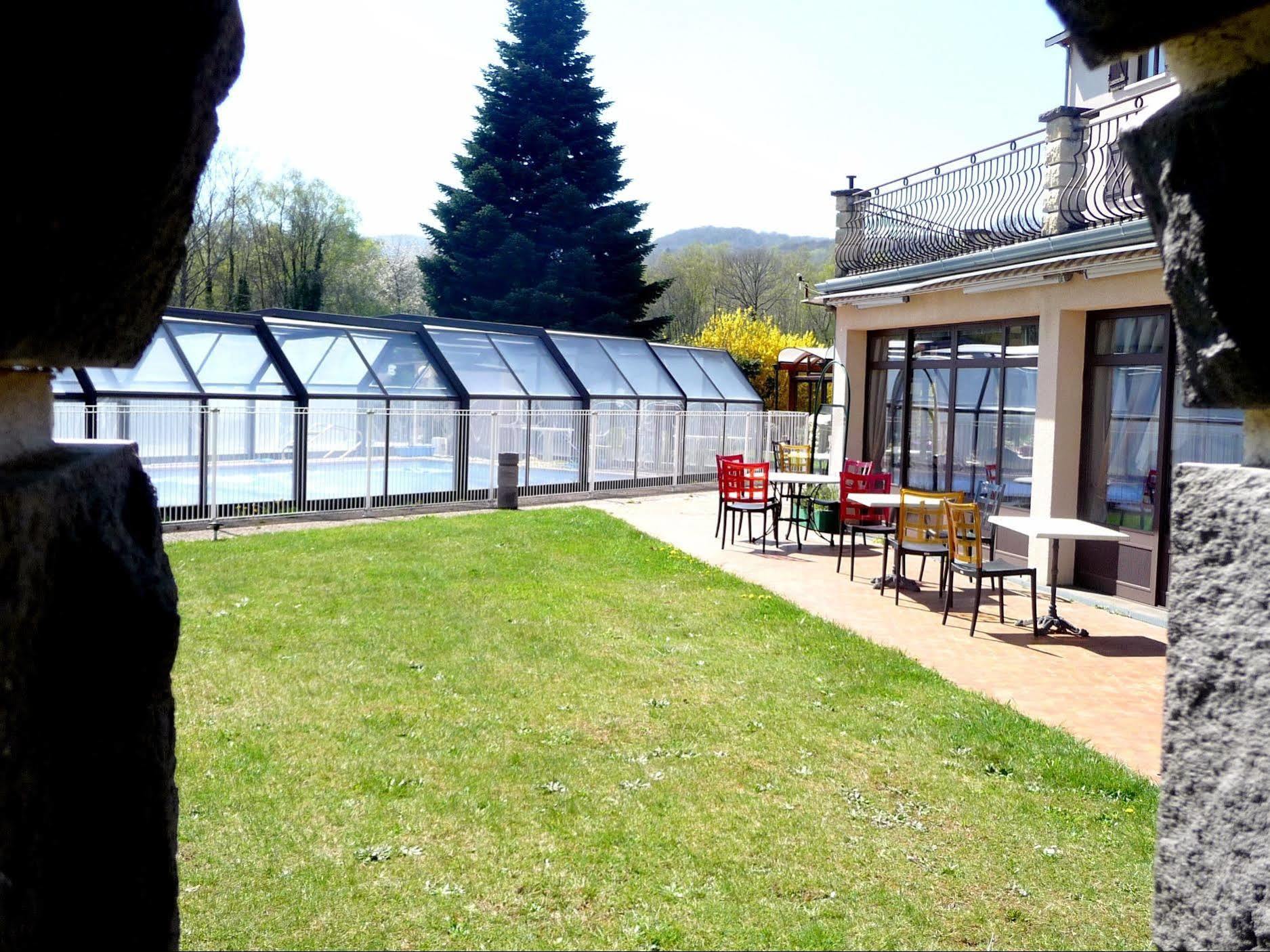 Hotel Logis La Rose Des Vents Volvic Exterior foto