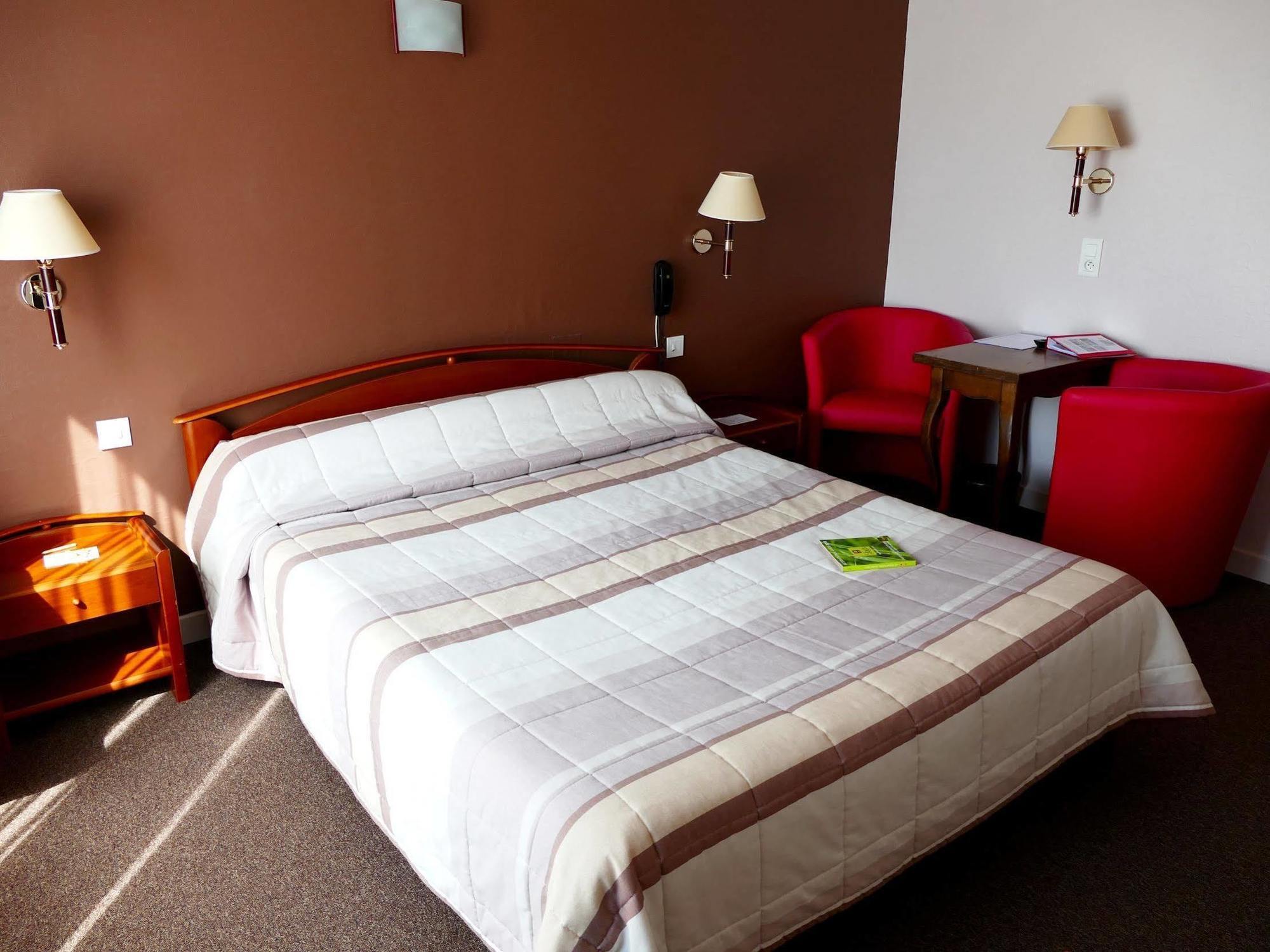 Hotel Logis La Rose Des Vents Volvic Exterior foto