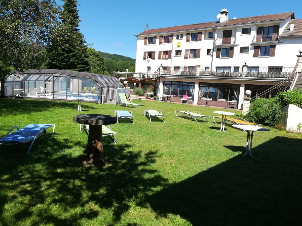 Hotel Logis La Rose Des Vents Volvic Exterior foto