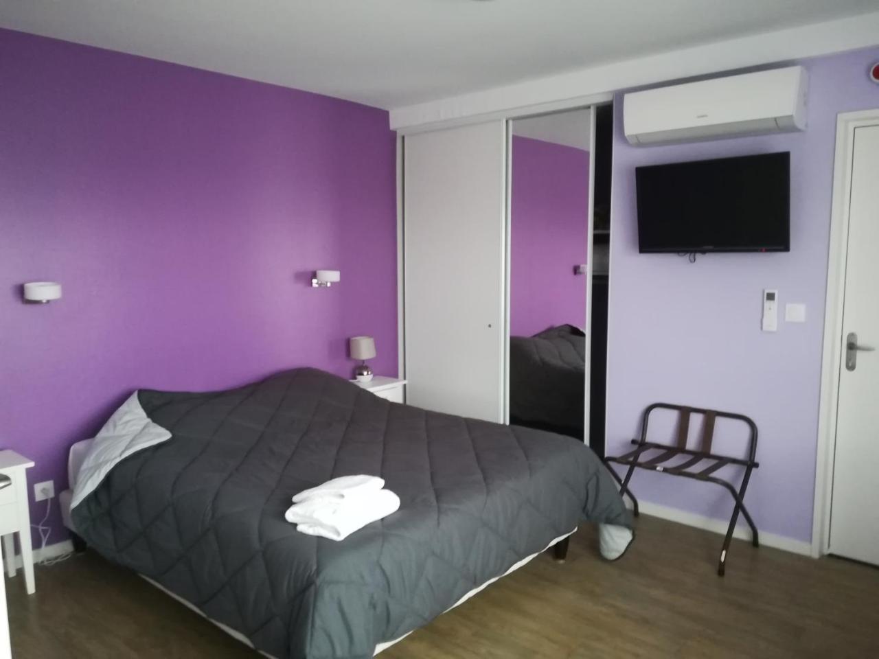Hotel Logis La Rose Des Vents Volvic Exterior foto