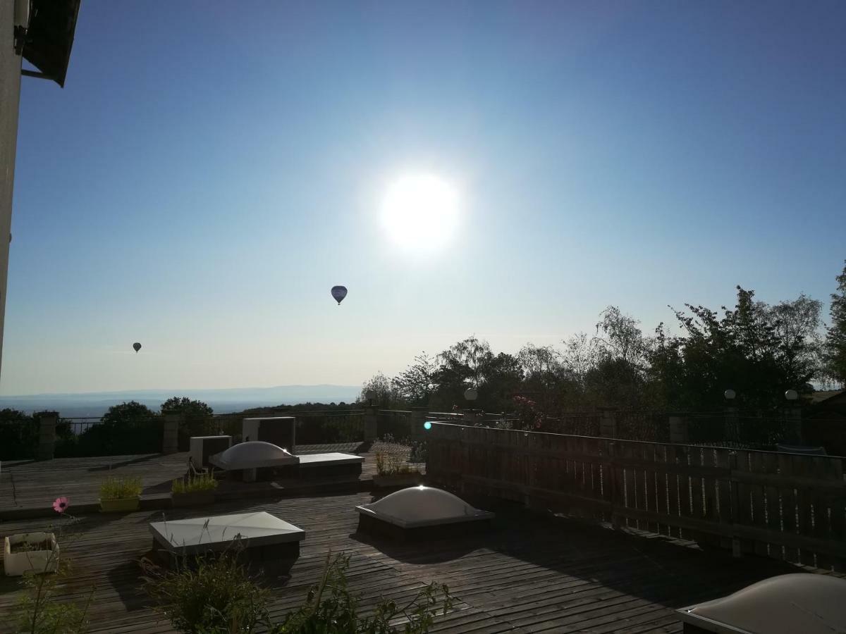 Hotel Logis La Rose Des Vents Volvic Exterior foto