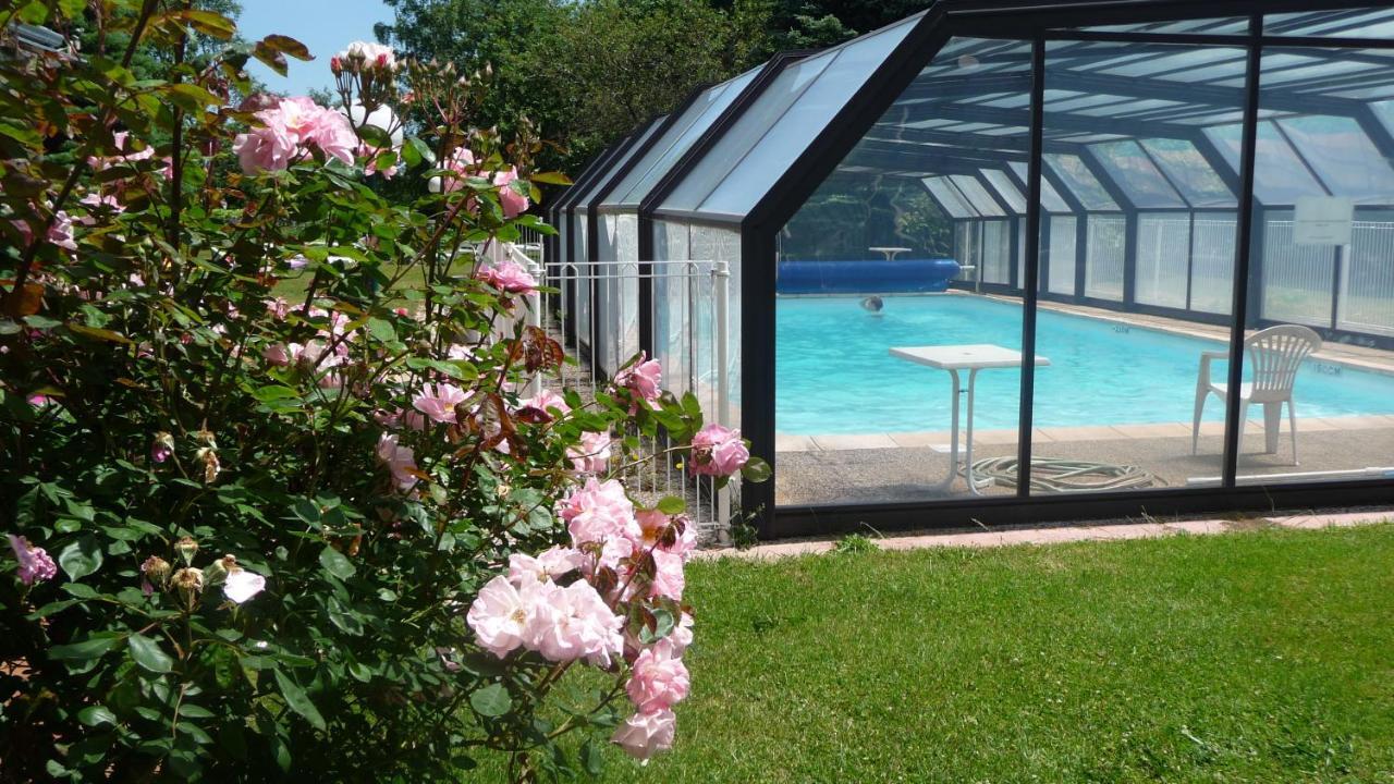 Hotel Logis La Rose Des Vents Volvic Exterior foto